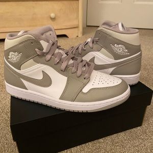 Air Jordan 1 Mid in College Gray